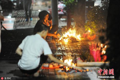 资料图：2016年中元节，广西南宁市民在路边焚烧香纸钱祭祀。图片来源：东方IC 版权作品 请勿转载