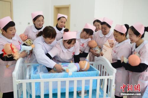 资料图:务工人员上新生婴儿护理培训课程。 中新社记者 刘文华 摄