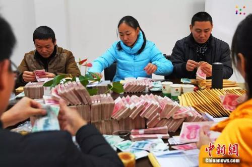 资料图:一公司为农民工发工资。曹礼达 摄