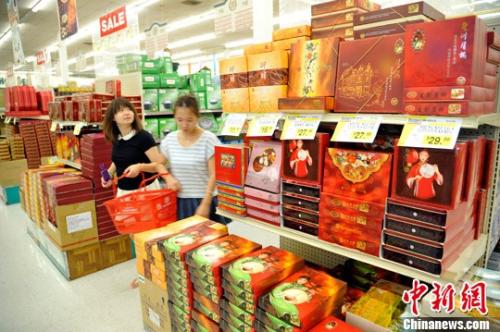 美国洛杉矶大华超级市场琳琅满目的月饼专柜吸引顾客。<a target='_blank' href='http://www.chinanews.com/'>中新社</a>发 毛建军 摄