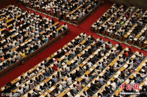 2018年8月1日，济南3000余名考研族聚集在会堂中听老师上大课。图片来源：视觉中国