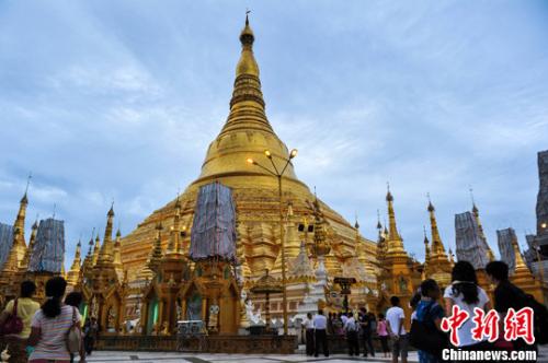 资料图：游客参观缅甸仰光大金塔。中新社发 任东摄