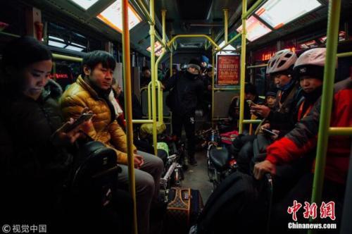 资料图:夜班公交车上,大部分乘客都是代驾司机。图片来源:视觉中国
