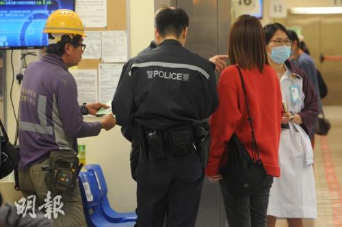 車禍中一名男子(左)受輕傷,由警員陪同送院檢查。圖片來源:香港《明報》/樊銳昌 攝