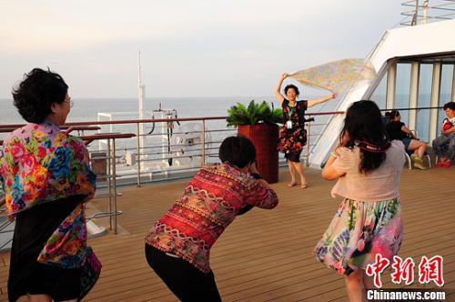 資料圖片:遊客在郵輪甲板上拍照留念。<a target='_blank' href='http://www.chinanews.com/'>中新社</a>記者 蔡紅文 攝