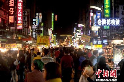 資料圖:臺灣高雄六合夜市人潮涌動。<a target='_blank' href='http://www.chinanews.com/'>中新社</a>發 王東明 攝
