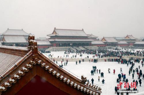 资料图:2月12日,北京迎来今冬第二场降雪,游客冒雪参观故宫博物院。中新社记者 盛佳鹏 摄 资料图:2月12日,北京迎来今冬第二场降雪,游客冒雪参观故宫博物院。中新社记者 盛佳鹏 摄