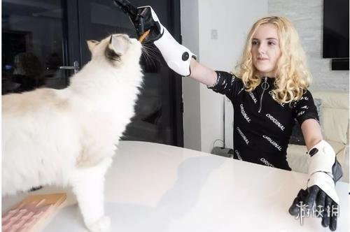 卡神这是一箭双雕啊!其团队为13岁女孩打造机械手臂