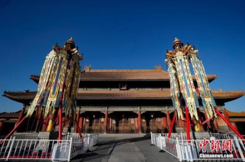 资料图:北京故宫博物院在乾清宫前丹陛上下树立起“天灯”和“万寿灯”各一对。<a target='_blank' href='http://www.chinanews.com/'>中新社</a>记者 杜洋 摄 资料图:北京故宫博物院在乾清宫前丹陛上下树立起“天灯”和“万寿灯”各一对。中新社记者 杜洋 摄
