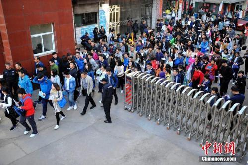 送筹码娱乐·实拍海鳗鱼生吞章鱼,章鱼发大招喷墨开溜,结果只被咬掉一根触角