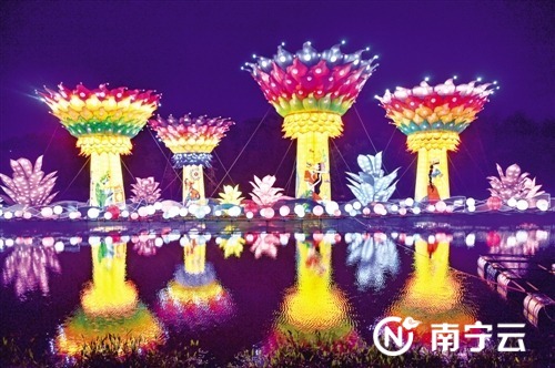 青秀山大型灯展精彩纷呈。图为大型水上灯组《多彩南宁》。记者潘浩 摄