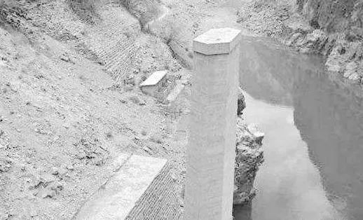 我国唯一不准拍照的大桥：一个排战士全牺牲，掉进水泥凝固成桥墩
