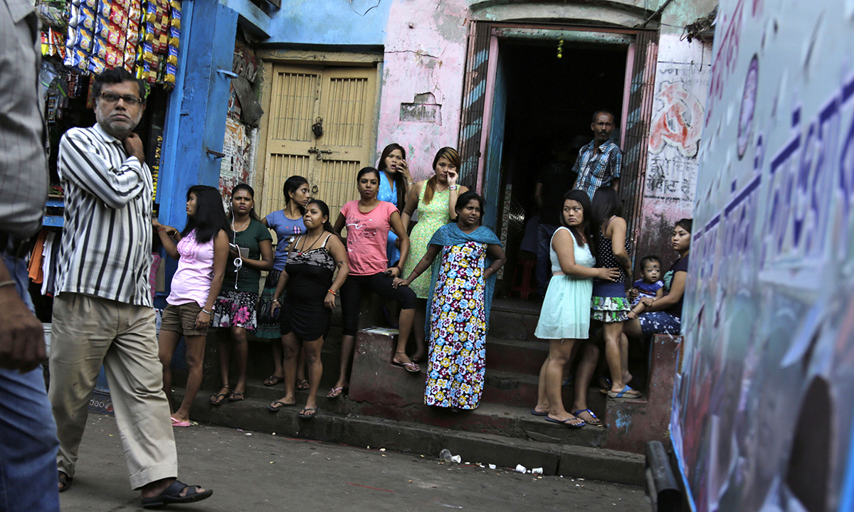 中国女游客勇闯印度最大的红灯区,揭开女性地