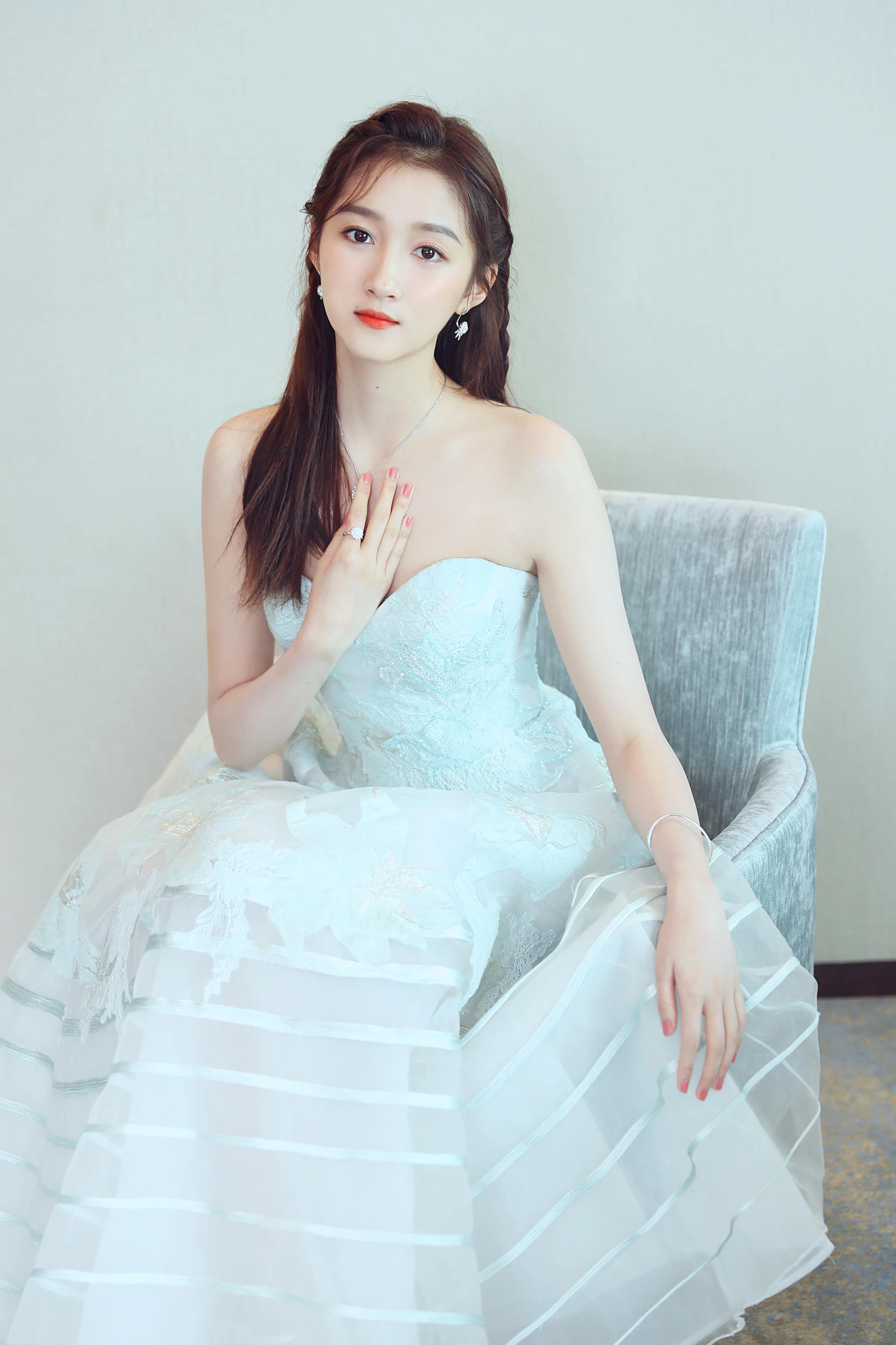 “95后人气演员”关晓彤泉城行带来“甜蜜暴击”