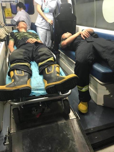 杭州一高层住宅楼发生火灾 消防紧急救出6人