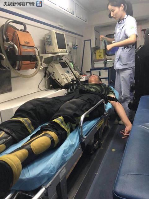 杭州一高层住宅楼发生火灾 消防紧急救出6人