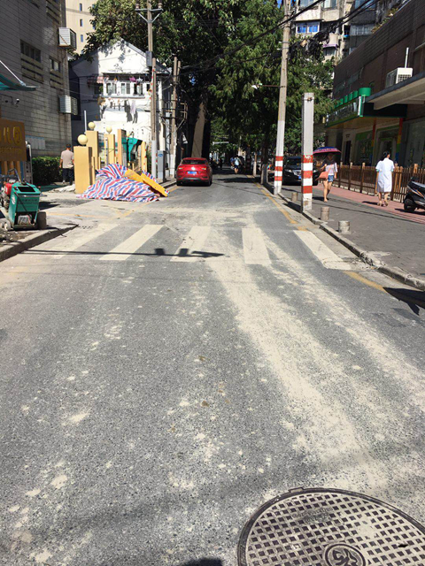秦淮区八条巷施工造成大量扬尘,路过市民吃苦