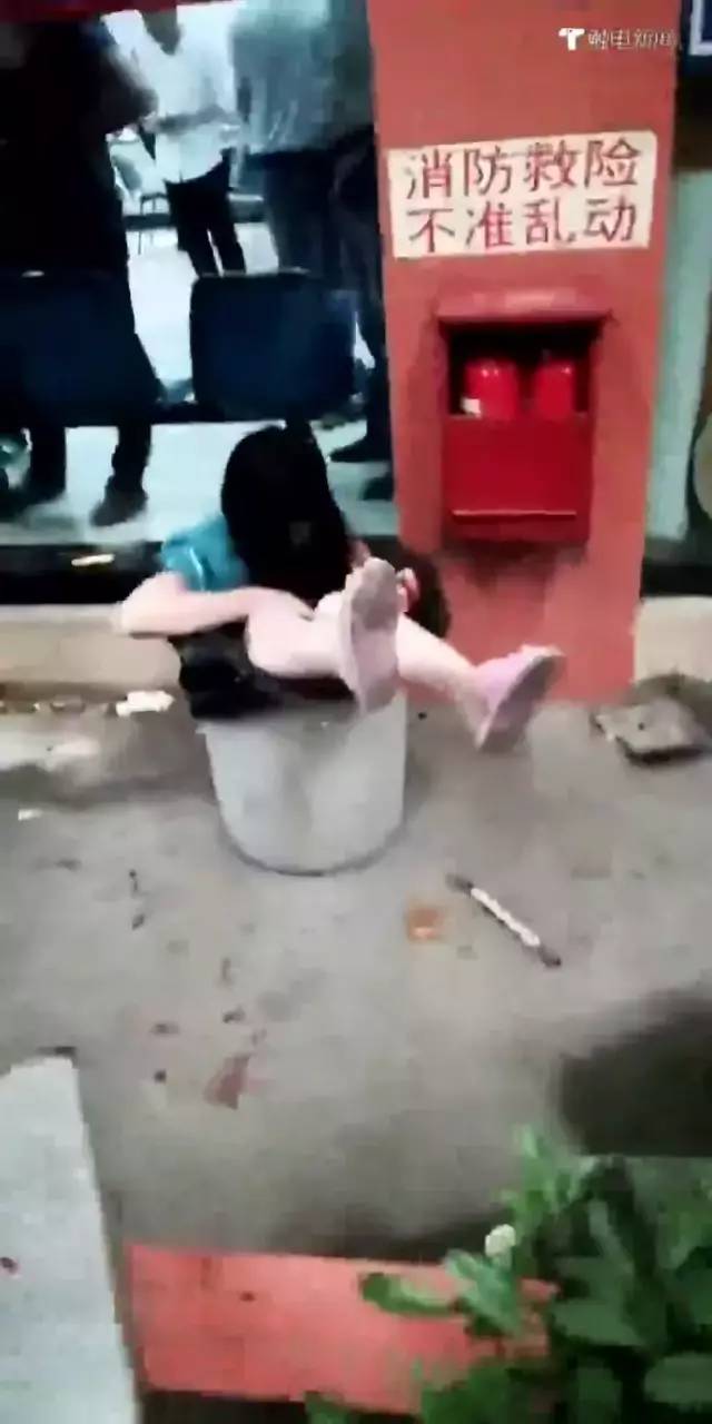 突发!广州芳村车管所门口,一女子被捅十几刀!警