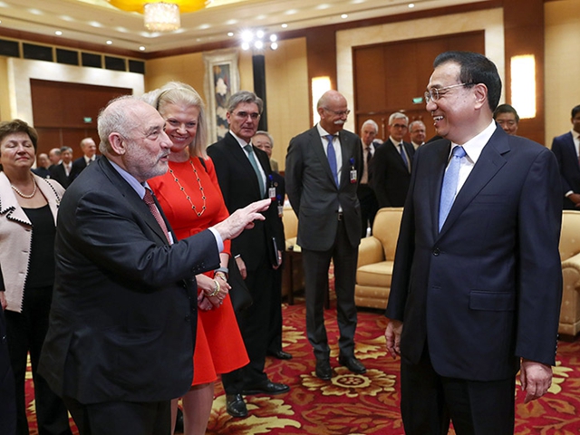 李克强在北京会见出席中国发展高层论坛的外方代表