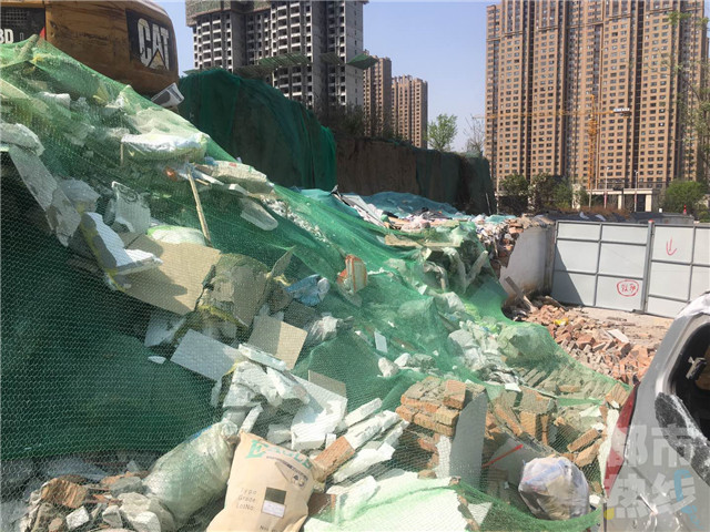 &nbsp;東郊一建筑工地垃圾壓到路邊墻，砸壞旁邊違停車(chē)。