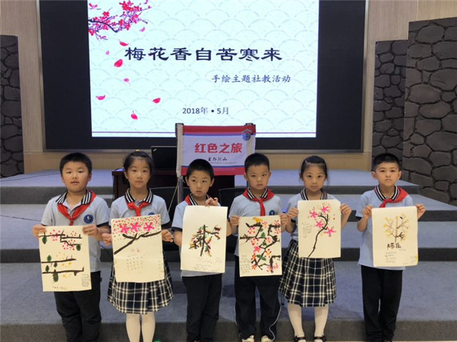 小学生参观雨花台烈士陵园