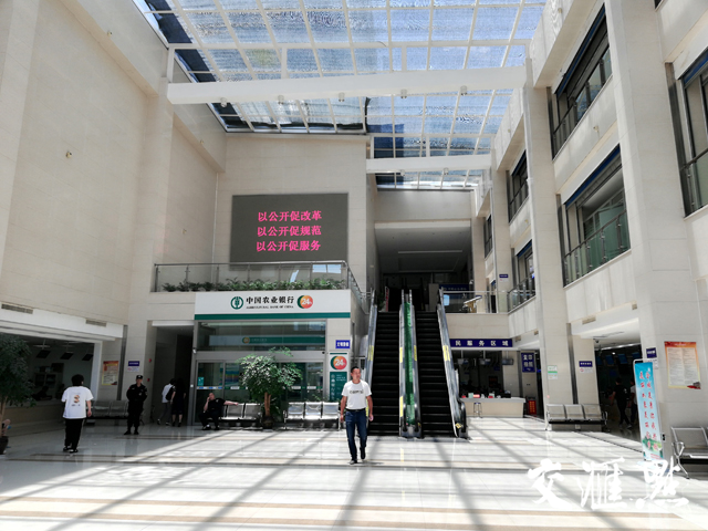 探访政务公开体验区：“店小二”值守随时辅导