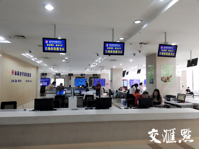 探访政务公开体验区：“店小二”值守随时辅导
