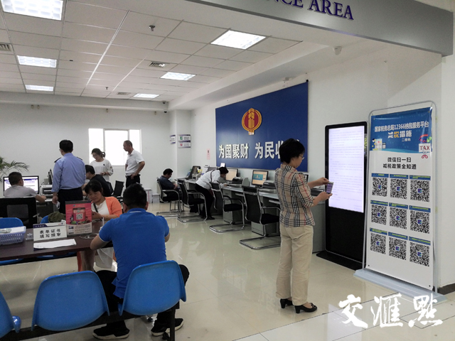 探访政务公开体验区：“店小二”值守随时辅导