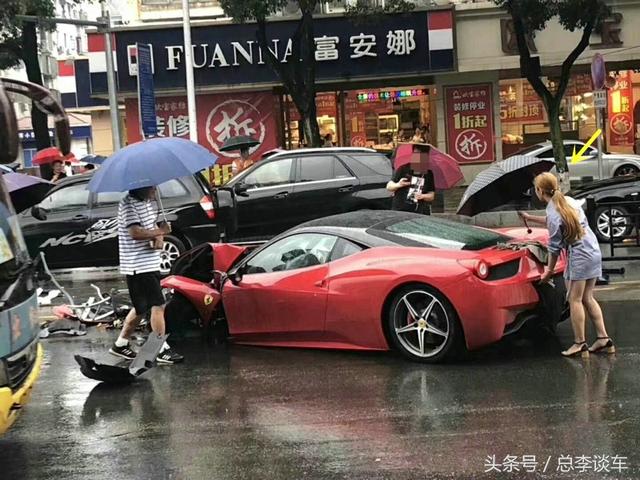 女子租法拉利458，雨天失控撞护栏，还碰了宝马X3，维修费百万