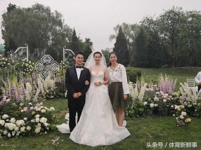 一老者穿婚纱求婚_求婚图片动漫(3)