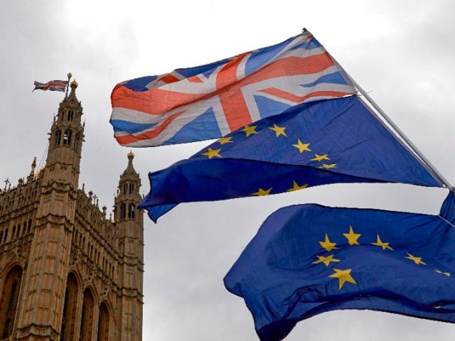 6月20日,反對脫歐的抗議者在英國倫敦議會大廈外升起英國國旗(上)和歐盟旗幟。(新華/法新)