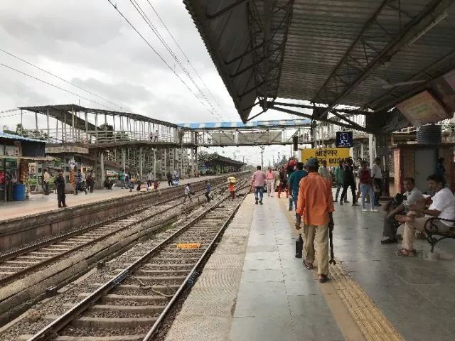 ▲图为博伊萨尔火车站，乘客随意穿越铁轨。