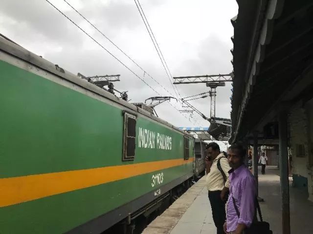 ▲图为一列老式火车驶入博伊萨尔火车站站台。