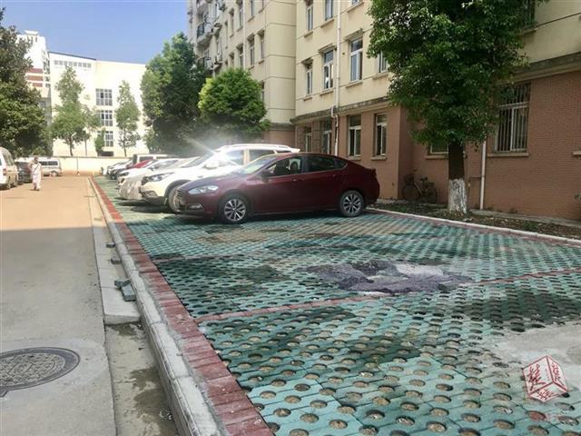 闲置空间变身停车位和绿地,老社区微改造破解