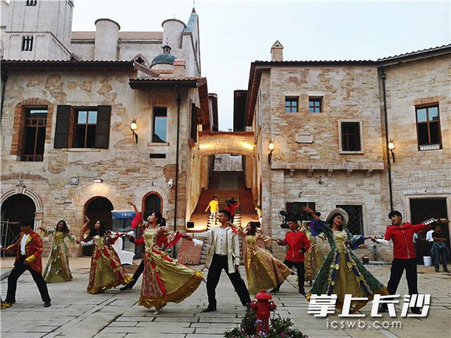 终于等到你!华谊兄弟(长沙)电影小镇今晚惊艳开