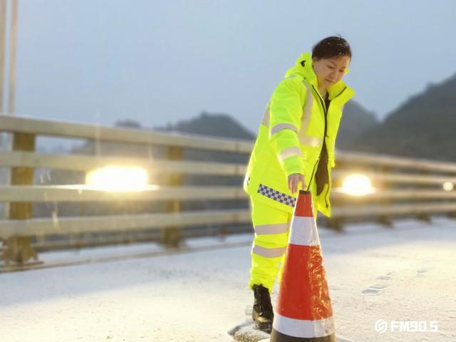 下午6点,雪越来越大。多种功能除冰车已经扛不住漫天的大雪,但是矮寨大桥由于结构原因,不能使用融雪剂,因此桥隧所的养护工人只能采取人工铲冰+除冰车双管齐下的方式。由除冰车开道引导,除去一段冰封路段、走一段的形式,引导大型货车就近下高速,绕道通行。 第二天,湘西的雪丝毫没有要停下来的趋势,路面上的积雪已经超过20厘米。在包茂高速冲木林大桥,前一天因为大雪滞留的大货车已经排了几公里的队伍。为了抢通该路段,湖南省高警局湘西支队乾州大队大队长于志雄带领大队民警,联合路政、养护一起除冰。吉首路政大队队长王国涛告诉我