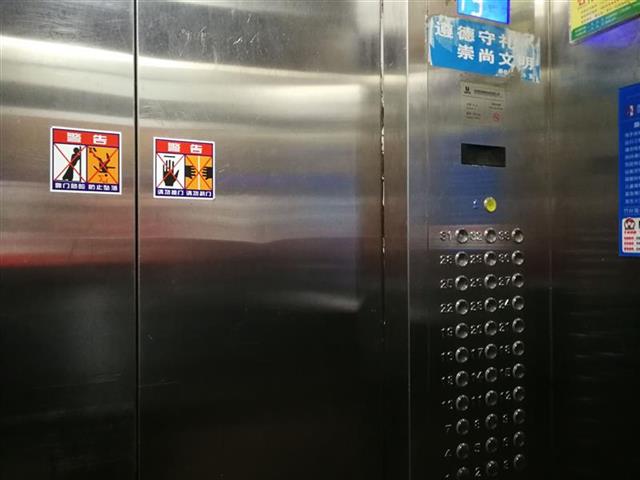 【视频】男女饮酒后乱按电梯按钮,物业发监控视频曝光