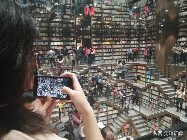 魔幻重庆新开一魔幻般网红书店市民爬上爬下拍照打卡