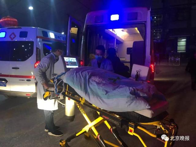 返程高峰里救护车一路畅行,这个1岁多的