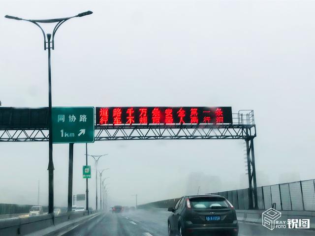 球》最火情节成现实,杭州道路现亲人两行泪标