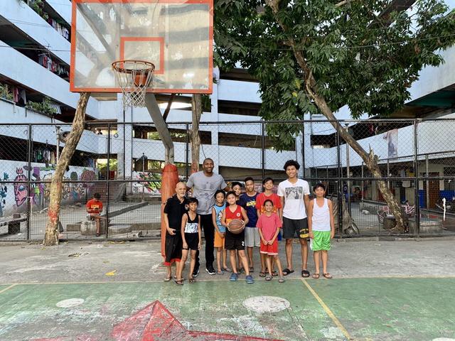慈善-世界和平与儿子在菲律宾贫民区和孩子们