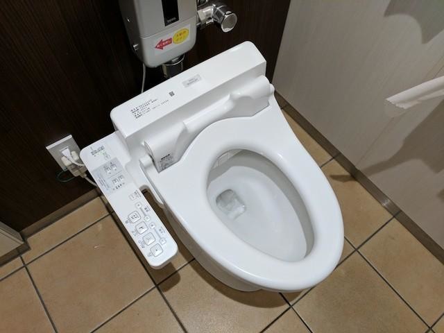 日本公厕使用智能马桶盖