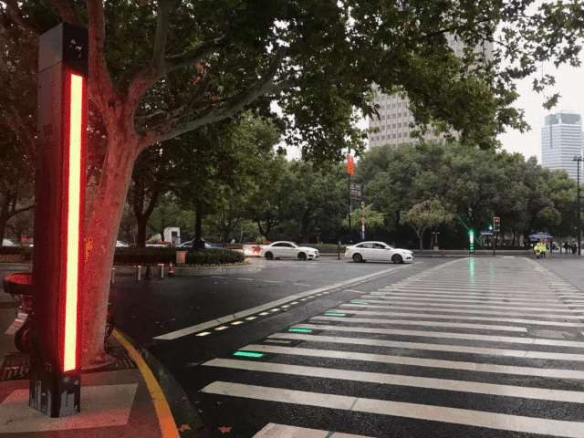 拯救"低头族"！上海安装20条“发光人行横道”：亮了