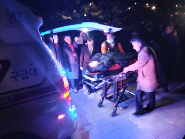  黄教安被抬上救护车（《每日新闻》）
