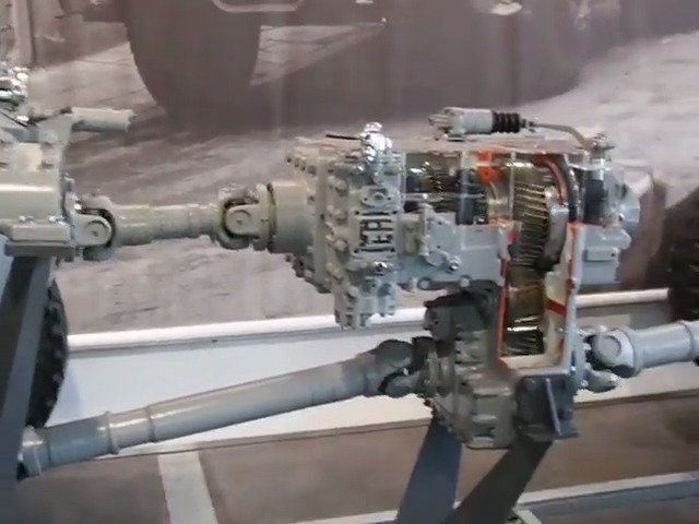 看一辆6x6的卡车是如何行驶起来的