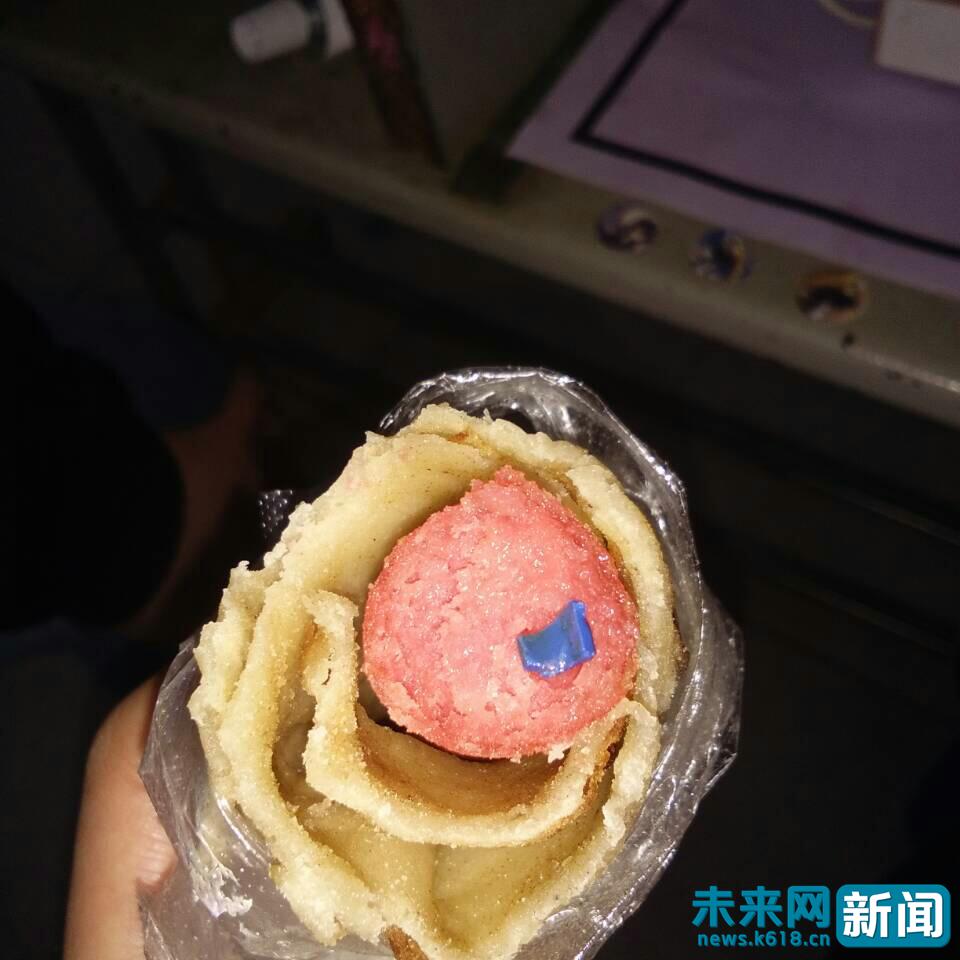 有学生在学校食堂购买的烤肠中发现橡胶皮。 受访者 供图