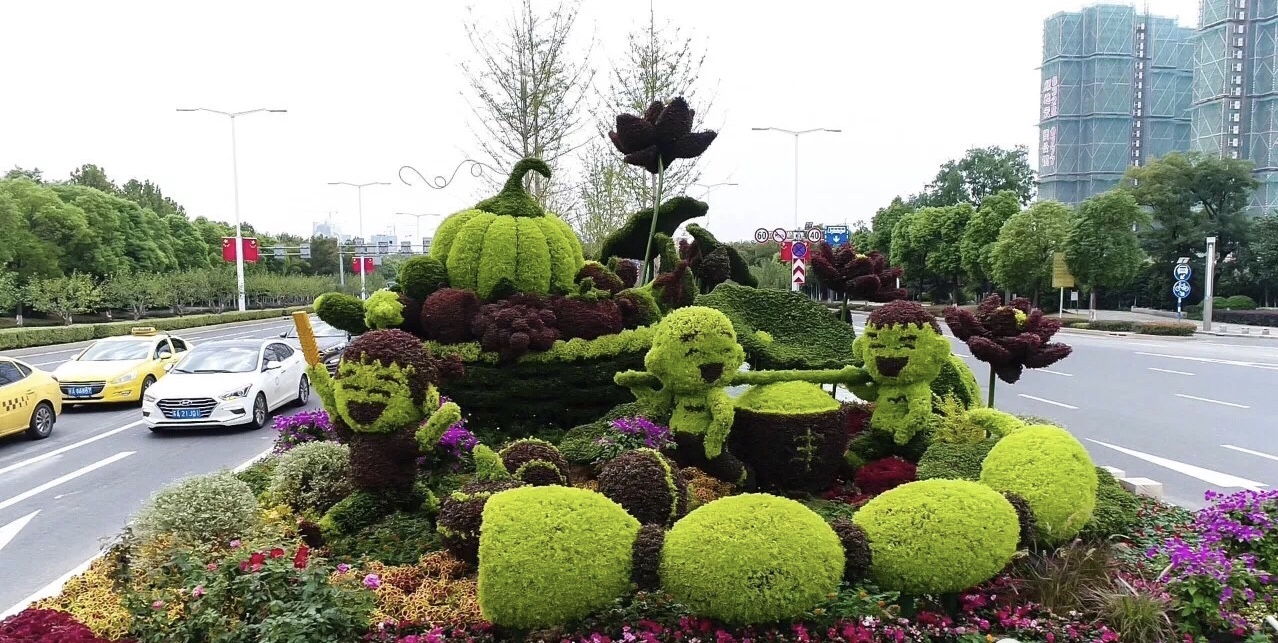 街头绿雕换夏装啦!南京这25个绿雕景观你见过