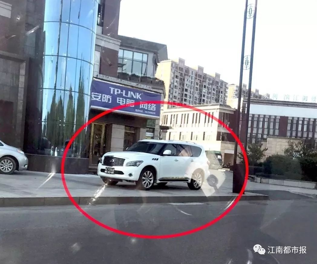 一辆挂粤港澳三地车牌豪车被南昌上饶两地警方