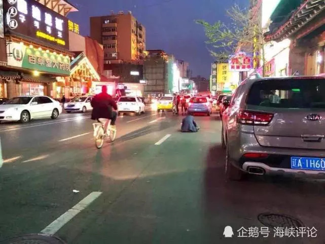 跌坐在街头的男子