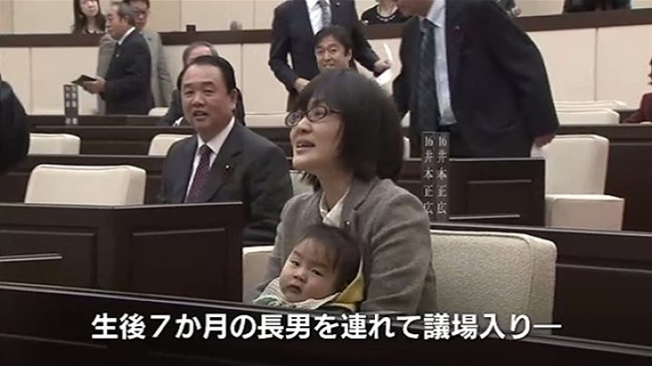 绪方夕佳带着长子入场（视频报道截图）